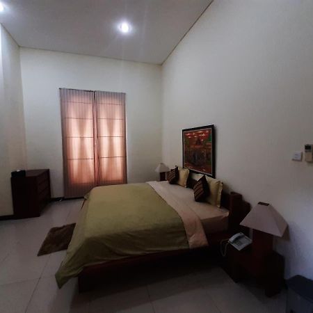 Alloro Guesthouse Pacitan Kültér fotó